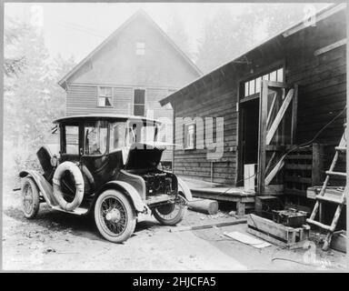 Elektroauto an der Ladestation - 1919 Stockfoto
