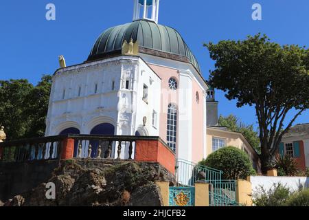 Portmririon ist ein touristisches Dorf in Gwynedd Nordwales. Es wurde von Clough William-Ellis im Stil eines italienischen Dorfes entworfen und gebaut Stockfoto