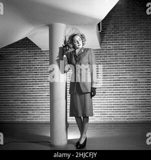 Damenmode im Jahr 1940s. Eine junge Frau in einem typischen 1940s Outfit mit passendem Rock und Jacke. Schweden 1946 Kristoffersson Ref Y69-3 Stockfoto