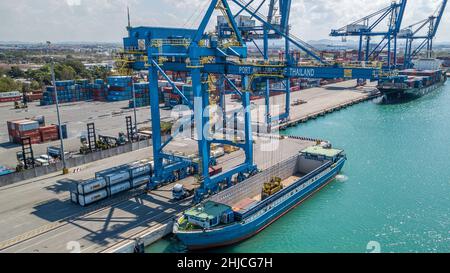 (220128) -- CHONBURI, 28. Januar 2022 (Xinhua) -- Luftfoto vom 24. Januar 2022 zeigt eine Ansicht des Hafens von Laem Chabang in der Provinz Chonburi, Thailand. Der Hafen Laem Chabang, der sich im Osten Thailands befindet, umfasste eine Fläche von 10,4 Quadratkilometern, wurde 1991 fertiggestellt und eröffnet. Es ist einer der wichtigsten internationalen Container-Drehkreuz-Häfen in Thailand und ein wichtiger moderner Tiefwasserhafen in Südostasien, so die lokale Behörde. (Xinhua/Wang Teng) Stockfoto