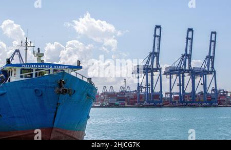 (220128) -- CHONBURI, 28. Januar 2022 (Xinhua) -- das Foto vom 24. Januar 2022 zeigt einen Blick auf den Hafen von Laem Chabang in der Provinz Chonburi, Thailand. Der Hafen Laem Chabang, der sich im Osten Thailands befindet, umfasste eine Fläche von 10,4 Quadratkilometern, wurde 1991 fertiggestellt und eröffnet. Es ist einer der wichtigsten internationalen Container-Drehkreuz-Häfen in Thailand und ein wichtiger moderner Tiefwasserhafen in Südostasien, so die lokale Behörde. (Xinhua/Wang Teng) Stockfoto