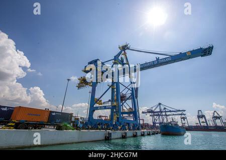 (220128) -- CHONBURI, 28. Januar 2022 (Xinhua) -- das Foto vom 24. Januar 2022 zeigt einen Blick auf den Hafen von Laem Chabang in der Provinz Chonburi, Thailand. Der Hafen Laem Chabang, der sich im Osten Thailands befindet, umfasste eine Fläche von 10,4 Quadratkilometern, wurde 1991 fertiggestellt und eröffnet. Es ist einer der wichtigsten internationalen Container-Drehkreuz-Häfen in Thailand und ein wichtiger moderner Tiefwasserhafen in Südostasien, so die lokale Behörde. (Xinhua/Wang Teng) Stockfoto