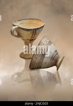 Mykenische Keramik . Tasse mit gemaltem Design, Barbouna Area Cist Graves, Asine, 1700-1600 v. Chr. Archäologisches Museum Nafplion. Gegen graue Kunst-Backgr Stockfoto