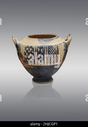 Mykenische Keramik - Terracotta Pyxis mit geometrischen Motiven, Tiryns Grab 1974,11, 1025-900 v. Chr. Archäologisches Museum Nafplion. Gegen graue Rückenfarbe Stockfoto