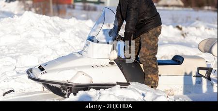 Schneemobil im Winter. Schneemobilfahren im Winter im Norden. Extreme Art von Outdoor-Wintersport. Stockfoto