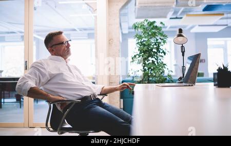 Geschäftsmann, arbeiten am Laptop im Büro Stockfoto