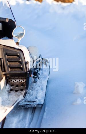 Schneemobil im Winter. Schneemobilfahren im Winter im Norden. Extreme Art von Outdoor-Wintersport. Stockfoto