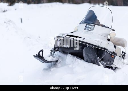 Schneemobil im Winter. Schneemobilfahren im Winter im Norden. Extreme Art von Outdoor-Wintersport. Stockfoto