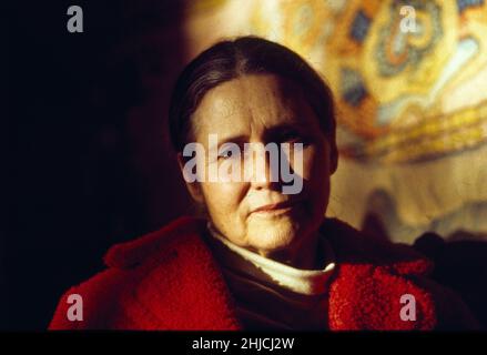 Autorin Doris Lessing auf dem Stockholmer Schloss 1982. Lessing (geboren am 22. Oktober 1919) ist ein britischer Schriftsteller, Dichter, Dramatiker, Librettist, Biograph und Kurzgeschichtenautor. Sie wurde 2007 mit dem Nobelpreis für Literatur ausgezeichnet und wurde von der Schwedischen Akademie als "jene Epizistin der weiblichen Erfahrung, die mit Skepsis, Feuer und visionärer Macht eine gespaltene Zivilisation der Prüfung unterzogen hat" charakterisiert. Lessing war die elfte Frau und die älteste Person, die jemals den Nobelpreis für Literatur erhielt. Stockfoto