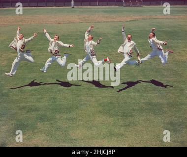 Männliche Cheerleader für die Stanford University in Palo Alto, Kalifornien. Bild aufgenommen um 1955. Stockfoto