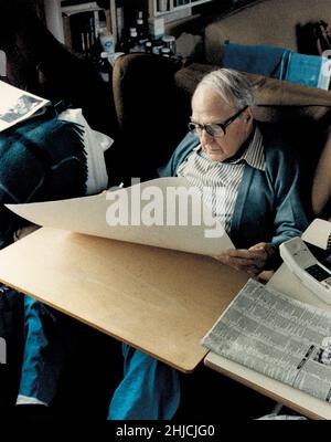 Sir Henry Spencer Moore signiert Drucke in seinem Haus in Much Hadham, England, 1984. Moore war ein in England geborener Künstler und Bildhauer, bekannt für seine modernistischen, abstrakten Werke. Geboren 1898, gestorben 1986. Stockfoto