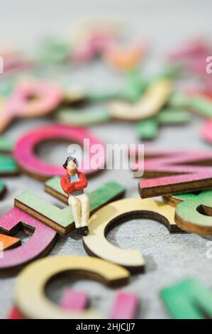 Figur einer Frau, die auf Briefen sitzt Stockfoto