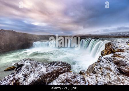 Am frühen Morgen leuchtet der majestätische Godafoss Wasserfall im Norden Islands. Dieser hufeisenförmige Fall ist 30 Meter breit und ein beliebter Touristenfall Stockfoto