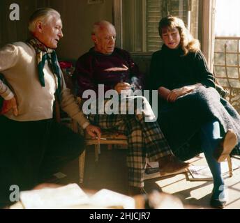 Künstler Pablo Picasso (1881-1973) in Antibes, Frankreich, mit Romuald Dor de la Souch√®re (links) und Marianne Greenwood (rechts). Dor de la Souch√®re schrieb das Buch 'Picasso in Antibes', dessen Dummy auf dem Foto zu sehen ist. Marianne Greenwood (1916-2006), die dieses Foto gemacht hat, war die hauseigene Fotografin für die Mus√©e Picasso. Stockfoto