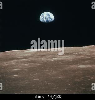Diese Ansicht der über dem Mondhorizont aufsteigenden Erde wurde von der Apollo 11-Raumsonde im Juli 1969 aufgenommen. Das abgebildete Mondgelände befindet sich im Bereich des Smyth's Sea auf der nahen Seite. Die Koordinaten der Mitte des Geländes liegen bei 85 Grad östlicher Länge und 3 Grad nördlicher Breite. Apollo 11 war die Raumfahrt, die die ersten beiden Menschen auf dem Mond landete. Commander Neil Armstrong und der Mondmodulpilot Buzz Aldrin landeten am 20. Juli 1969 den Apollo-Mondlandeadler. Stockfoto