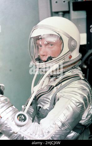 Der Astronaut John H. Glenn Jr. donnt seinen silbernen Quecksilber-Druckanzug zur Vorbereitung auf den Start. Am 20. Februar 1962 hob Glenn an Bord seiner Rakete Mercury Atlas (MA-6) ins All und wurde der erste Amerikaner, der die Erde umkreist. Nach dreimaligem Umkreisen der Erde landete Friendship 7 4 Stunden, 55 Minuten und 23 Sekunden später im Atlantik, nur östlich von Grand Turk Island auf den Bahamas. Glenn und seine Kapsel wurden von dem Navy Destroyer Noa, 21 Minuten nach dem Splashdown, geborgen. Stockfoto