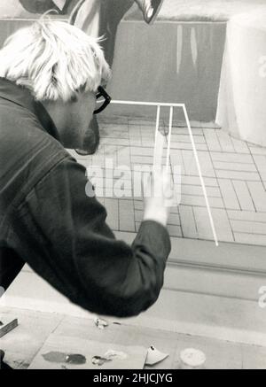 David Hockney arbeitet 1969 in seinem Heimstudio auf Powis Terrace in London. Hier macht er sein 'Henry Geldzahler'-Gemälde. Hockney war ein wichtiger Beitrag zur britischen Pop-Art-Bewegung der 1960er Jahre und lebt heute in Los Angeles, Kalifornien. Stockfoto