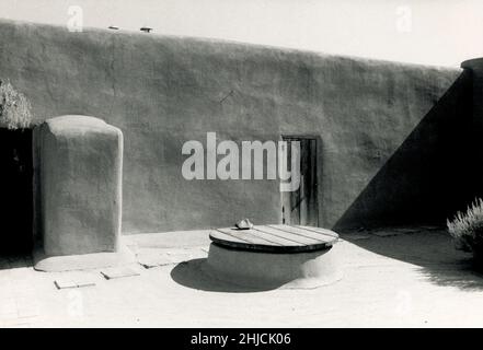 Patio der Ghost Ranch, der Residenz des Künstlers Georgia O'Keeffe, in Abiquiu, New Mexico. 1971. O'Keeffe war ein bedeutender moderner Künstler, dessen Werk von abstrakt bis gegenständlich reichte und oft beides verschmolz. Geboren 1887, gestorben 1986. Stockfoto