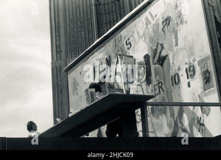 Larry Rowes malt eine Plakatwand für das erste New York Film Festival auf dem Lincoln Square in Manhattan, 1963. Rivers, geborene Yitzrok Loiza Grossberg, begann als Jazz-Saxophonist und war ein Zeitgenosse und Freund von Miles Davis. Als Maler produzierte er Pop-Art, die an das abstrakte grenzte und wurde zu einem der wichtigsten amerikanischen Nachkriegskünstler. Geboren 1923, gestorben 2002. Stockfoto