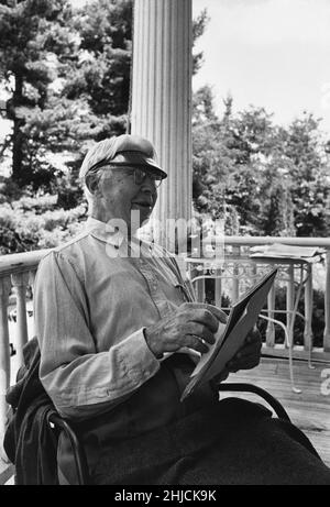 Undatierte Abbildung des Schriftstellers Carl Sandburg, aufgenommen in seinem Haus in Flat Rock, North Carolina. Stockfoto