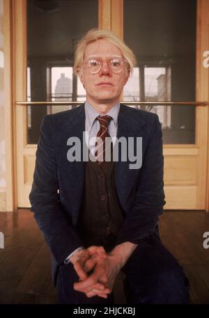 Andy Warhol (1928-1987), Künstler und Experimentalfilmer und einer der Gründer der Pop-Art-Bewegung. Er ist vor allem für seine großen Siebdrucke von Berühmtheiten wie Marilyn Monroe und seine Gemälde von Alltagsgegenständen wie Dosen von Campbells Tomatensuppe bekannt. Er studierte kommerzielle Kunst an der Carnegie Mellon University und hatte eine erfolgreiche Karriere in der Zeitschriftenwerbung, was ihn zweifellos dazu brachte, die Schnittstelle von Kunst und Massenproduktion und den durch ihre Überschneidung geschaffenen demokratischen Frisson zu erkunden. Dieses Foto wurde in seinem Union Square Loft, New York City, 1975 aufgenommen. Stockfoto
