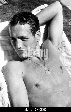 Paul Newman entspannt sich während der Dreharbeiten zum Film Exodus. Stockfoto