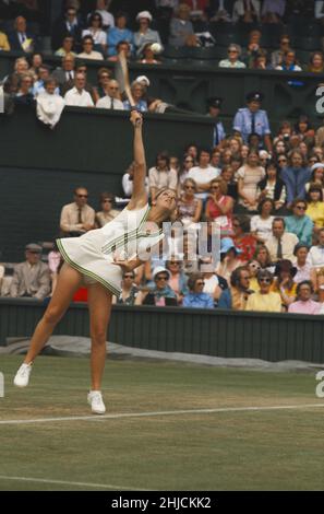 Chris Evert (geb. 1954), ehemalige Tennissiegerin, in Wimbledon. Sie gewann 18 Grand-Slam-Einzel-Meisterschaften, darunter einen Rekord von sieben Meisterschaften bei den French Open und einen Rekord von sechs Meisterschaften bei den U.S. Open. Stockfoto