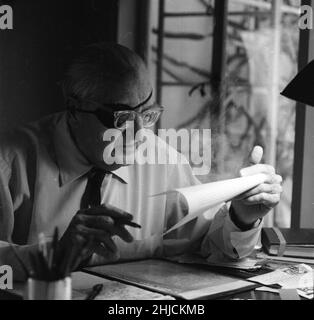 Fritz lang (1890-1976) in Beverly Hills, 1965. Lang war ein österreichischer Filmemacher, Drehbuchautor und gelegentlicher Filmproduzent und Schauspieler. Als einer der bekanntesten √©migr√©aus der deutschen Schule des Expressionismus wurde er vom British Film Institute als 'Master of Darkness' bezeichnet. Zu seinen bekanntesten Filmen gehören der bahnbrechende Metropolis (der teuerste Stummfilm der Welt zum Zeitpunkt seiner Veröffentlichung) und M, der vor seinem Umzug in die USA entstanden ist und als Vorläufer des Filmgenres Noir gilt. Stockfoto