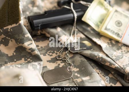 Pistole mit Dogtags. Konzept von Dienst und Dienst in US-Streitkräfte. Veteranenkonzept Stockfoto