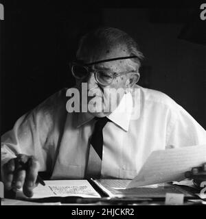 Fritz lang (1890-1976) in Beverly Hills, 1965. Lang war ein österreichischer Filmemacher, Drehbuchautor und gelegentlicher Filmproduzent und Schauspieler. Als einer der bekanntesten √©migr√©aus der deutschen Schule des Expressionismus wurde er vom British Film Institute als 'Master of Darkness' bezeichnet. Zu seinen bekanntesten Filmen gehören der bahnbrechende Metropolis (der teuerste Stummfilm der Welt zum Zeitpunkt seiner Veröffentlichung) und M, der vor seinem Umzug in die USA entstanden ist und als Vorläufer des Filmgenres Noir gilt. Stockfoto