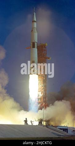 Das riesige, 363 Meter hohe Raumfahrzeug Apollo 11 (Raumsonde 107 Lunar Module 5/Saturn 506) wird am 16. Juli 1969 um 9:32 Uhr von Pad A, Launch Complex 39, Kennedy Space Center, gestartet. An Bord der Apollo 11-Raumsonde sind die Astronauten Neil A. Armstrong, Kommandant; Michael Collins, Kommandomodulpilot; und Edwin E. Aldrin Jr., Mondmodulpilot. Apollo 11 war die erste Mondlandemission der Vereinigten Staaten.