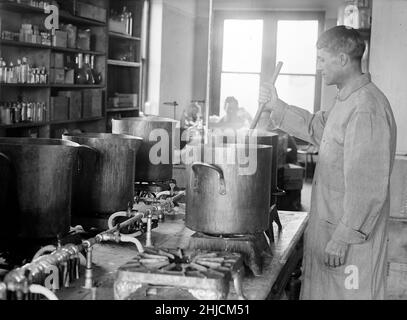 Herstellung von Typhusimpfstoffen, 1917. Medizinische Fakultät der US-Armee. Stockfoto