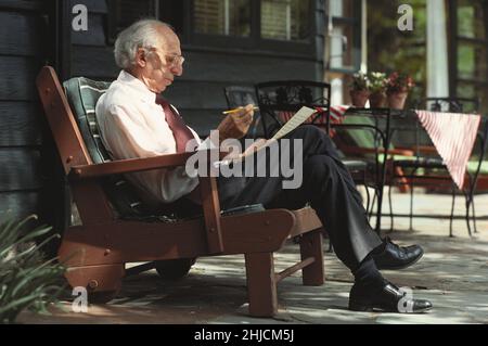 Aaron Copland (1900-1990), amerikanischer Komponist, Pianist und Dirigent, arbeitet zu Hause an Musik. Stockfoto