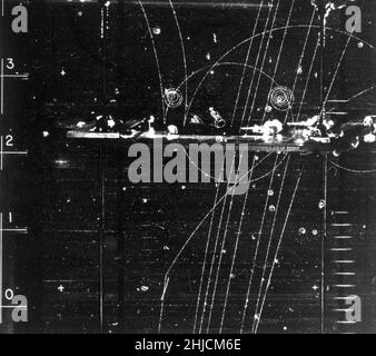Blasenkammer-Ereignis: Partikel, die durch die Bleiabschirmung gelangen. 17. November 1964. Blasenkammer-1408. Bleiabschirmung bezeichnet die Verwendung von Blei als eine Form des Strahlenschutzes, um Personen oder Objekte vor Strahlung zu schützen, um die effektive Dosis zu reduzieren. Blei kann aufgrund seiner hohen Dichte und der hohen Ordnungszahl bestimmte Arten von Strahlung effektiv dämpfen; im Prinzip ist es effektiv beim Stoppen von Gammastrahlen und Röntgenstrahlen. Eine Blasenkammer ist ein Gefäß, das mit einer überhitzten, transparenten Flüssigkeit (meist flüssigem Wasserstoff) gefüllt ist, mit der elektrisch geladene Partikel erfasst werden, die sich durch sie bewegen. Stockfoto
