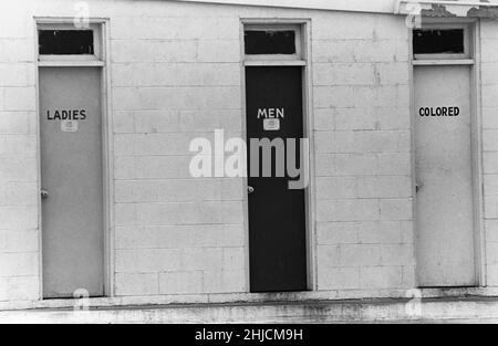 Getrennte öffentliche Toiletten, fotografiert 1965 an einer Tankstelle im ländlichen South Carolina. Stockfoto