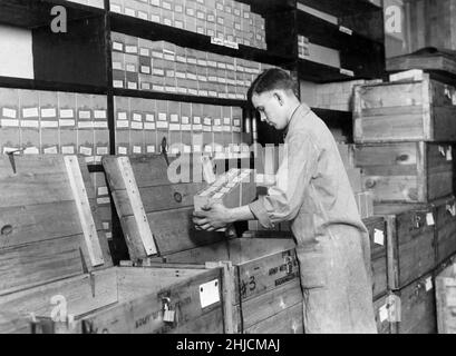 Herstellung von Typhusimpfstoffen, 1917. Medizinische Fakultät der US-Armee. Verpackungskartons für den Versand in alle Teile der Vereinigten Staaten. Stockfoto