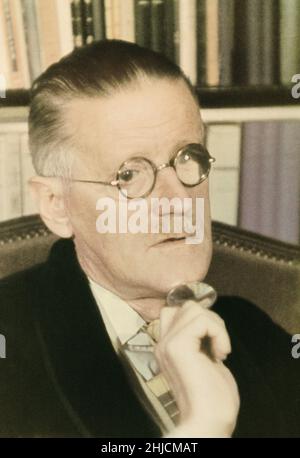 James Joyce (2. Februar 1882 ‚Äì 13. Januar 1941) in seiner Wohnung in der Rue Edmund Valentin, Paris, im Jahr 1939, dem Jahr der Veröffentlichung seines letzten Romans Finnegans Wake. Zu seinen Büchern gehören Dubliners (1914), A Portrait of the Artist as a Young man (1916) und Ulysses (1922). Stockfoto