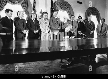 Präsident Jimmy Carter (geboren am 1. Oktober 1924), umgeben von Kongressmitgliedern, unterzeichnet ein Gesetz. Ca. 1980. Stockfoto