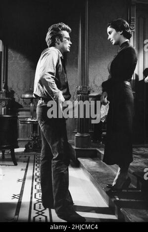 James Dean und Elizabeth Taylor, fotografiert um 1955, wahrscheinlich am Set des Films „Giant“. Stockfoto