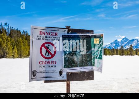 Der Weg ist wegen der Aktivitäten von Grizzly Bear im Grand Teton National Park, Wyoming, USA, gesperrt Stockfoto