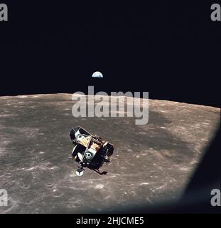 Ein Blick auf das Apollo 11 Mondmodul 'Eagle', als es von der Oberfläche des Mondes zurückkehrte, um mit dem Kommandomodul 'Columbia' anzudocken. Auf dem Mond unten ist ein glattes Stutengebiet zu sehen, und eine halb beleuchtete Erde hängt über dem Horizont. Die Aufstiegsstufe des Mondmoduls war etwa 4 Meter breit. Kommandomodulpilot Michael Collins machte dieses Bild kurz vor dem Andocken um 21:34:00 UT (5:34 Uhr EDT) am 21. Juli 1969.