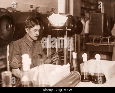 Herstellung von Typhusimpfstoffen, 1917. Füllrohre mit zu iminokulierenden Brühen. Medizinische Fakultät der US-Armee. Stockfoto