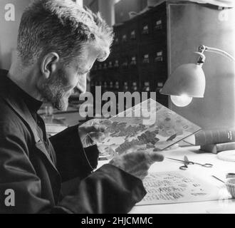 Pater Jean Starky (1909-1988) (rechts), ein französischer katholischer Abt, der Mitglied des ursprünglichen Teams war, das 1951 bis 1956 an den Schriftgrabungen am Toten Meer von Khirbet Qumran sowie an Höhlen in der Nähe von Qumran arbeitete. Er arbeitete an einigen der ersten Publikationen der Schriftrollen, klassifizierten Fragmenten und veröffentlichte einige Fragmente aus Cave 4, die ihm zugewiesen worden waren. Er wird hier mit Fragmenten der Schriftrollen vom Toten Meer gezeigt. Stockfoto