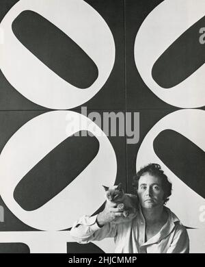 Der amerikanische Pop-Künstler Robert Indiana (13. September 1928 ‚Äì 19. Mai 2018) mit seiner Katze und einem seiner Kunstwerke in New York City, 1969. Stockfoto