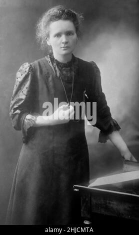 Marie Curie (1867-1934) war eine polnisch-französische Physikerin und Chemikerin. Sie war die erste Frau, die einen Nobelpreis erhielt, die einzige Frau, die bisher in zwei Bereichen gewonnen hat und die einzige, die in mehreren Wissenschaften gewonnen hat. Zu ihren Leistungen gehörten eine Theorie der Radioaktivität (ein Begriff, den sie prägte), Techniken zur Isolierung radioaktiver Isotope und die Entdeckung zweier Elemente, Polonium und Radium. Stockfoto