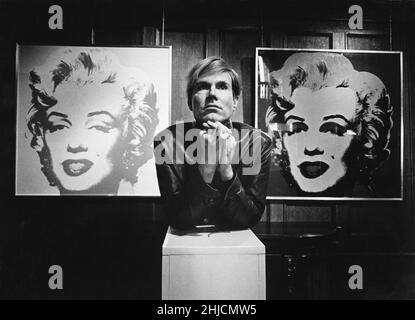 Der amerikanische Pop-Künstler Andy Warhol (1928 - 1987) mit zwei seiner Marilyn Monroe-Siebdrucke. Stockfoto