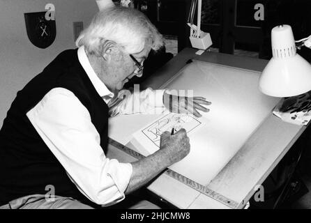 Hank Ketcham, der Schöpfer von Dennis the Menace, an seinem Zeichentisch in seinem Atelier. Stockfoto