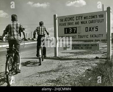 Ein Schild, das Menschen in Oak Ridge, Tennessee, auch bekannt als die Atomstadt, um 1950 willkommen heißt. Die Stadt war Teil von 59.000 Hektar, die von der US-Regierung für das Manhattan-Projekt erworben wurden, das zur Entwicklung von Atomwaffen während des Zweiten Weltkriegs gegründet wurde. Auf dem Schild steht: „die Atomstadt heißt Sie willkommen. Bitte fahren und gehen Sie vorsichtig. 137 Tage seit unserem letzten Verkehrstoten. Unser Rekord - 1423 Tage bis zum 6. November 1949.' Stockfoto