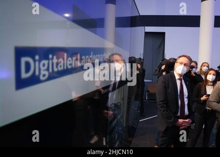 28. Januar 2022, Schleswig-Holstein, Neumünster: Daniel Günther (CDU), Ministerpräsident von Schleswig-Holstein, steht kurz vor dem Start einer Online-Landesparteikonferenz der CDU Schleswig-Holstein neben einem Monitor in der Holstenhalle. Foto: Christian Charisius/dpa Stockfoto