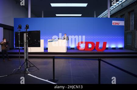 28. Januar 2022, Schleswig-Holstein, Neumünster: Daniel Günther (CDU), Ministerpräsident von Schleswig-Holstein, eröffnet in der Holstenhalle die Online-Landesparteikonferenz der CDU Schleswig-Holstein. Foto: Christian Charisius/dpa Stockfoto